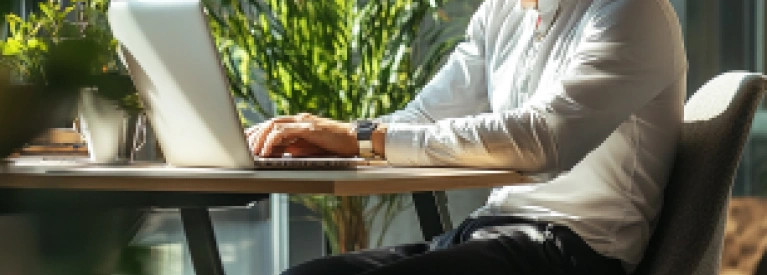 Portret biznesmena pracującego w nowoczesnym biurze Portret biznesmena pracującego w nowoczesnym biurze