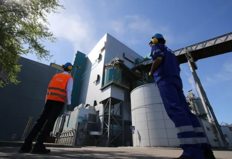 Pracownicy na tle budynków