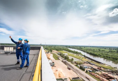 Pracownicy w kaskach na terenie elektrowni