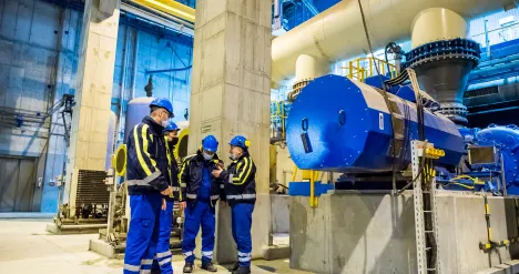 Pracownicy w kaskach na terenie elektrowni