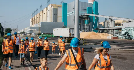 Pracownicy w kaskach na terenie elektrowni