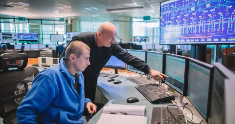 Mężczyźni przy komputerach 